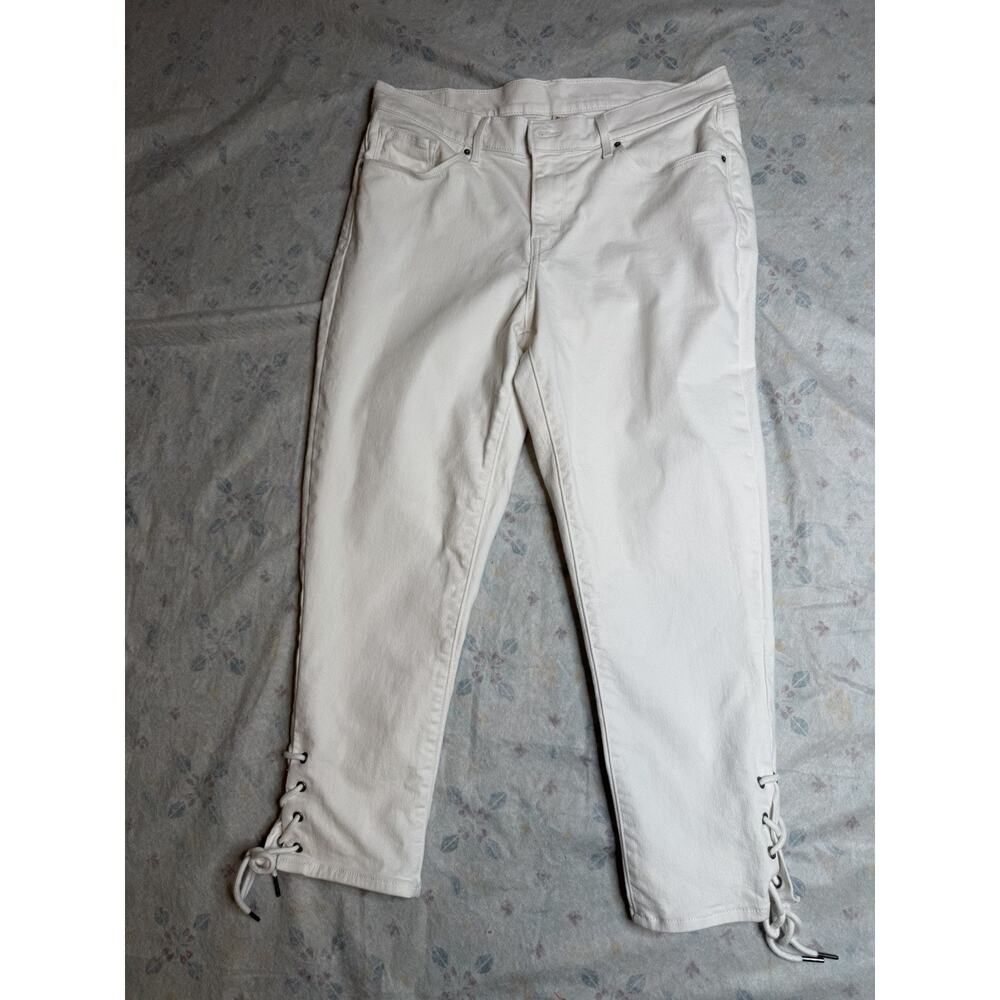 Levi’s Women’s White Denim Size 12/31 Cropped 5” Lace Up At Hem